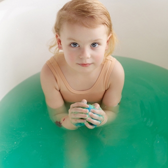 Trixiki бомбочка для ванны двухцветная синий-зеленый с ароматом сладкая газировка 110гр