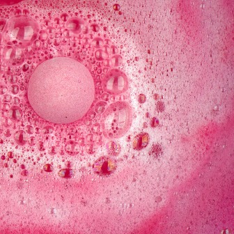 Trixiki бомбочка для ванны с блестками малиновая с ароматом ягодный гламур 125гр
