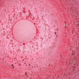 Trixiki бомбочка для ванны бурлящая малиновая с ароматом сливочная клубника 70гр